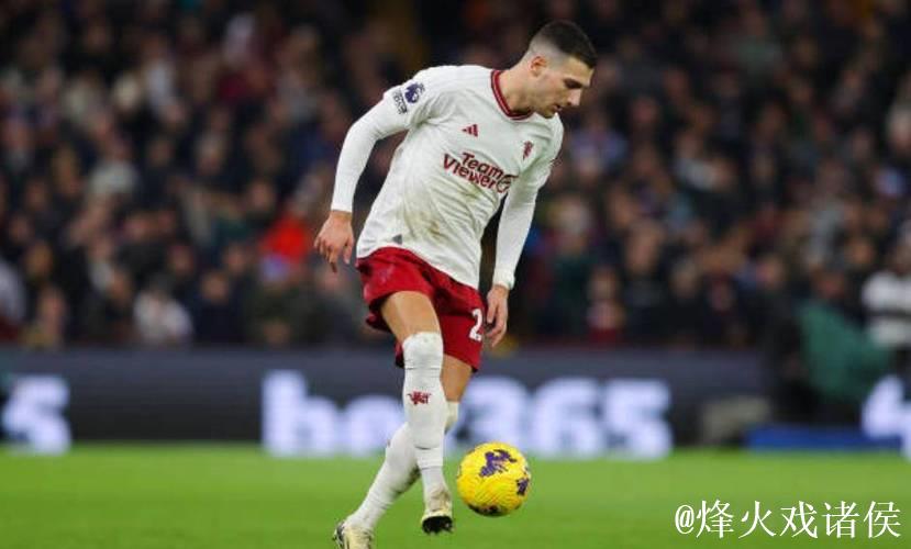 曼晚：曼联教练组为达洛特进行个性化训练，以提升其进攻站位