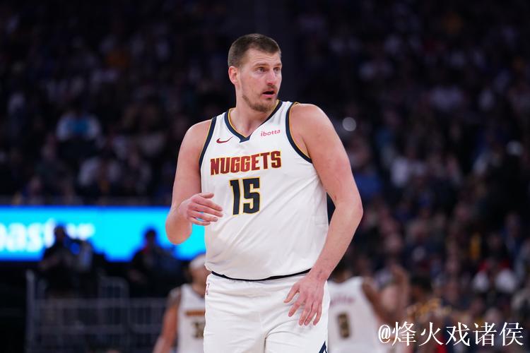 阿门持球突破，腾空越过约基奇上篮命中并造成犯规。